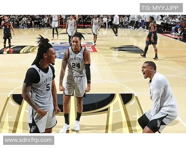 篮网与尼克斯的巅峰对决全场精彩瞬间回顾与分析